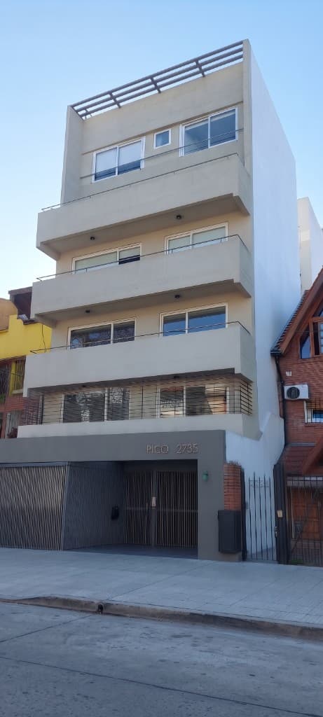 Fachada. Pico 2735.